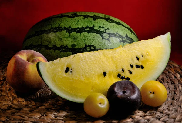 karpuz kırmızı arka planda sarı