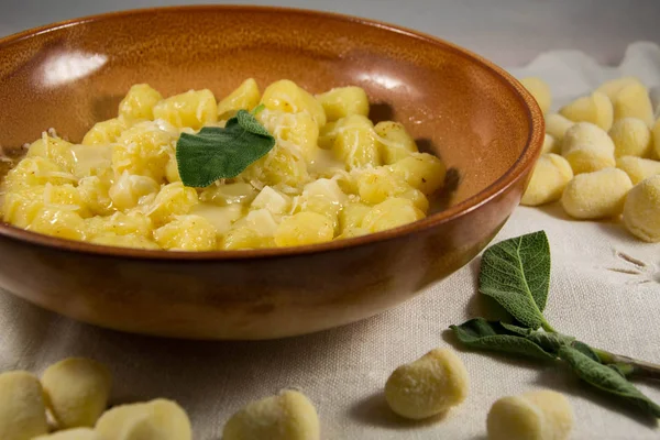 gnocchi alla bava con salvia 