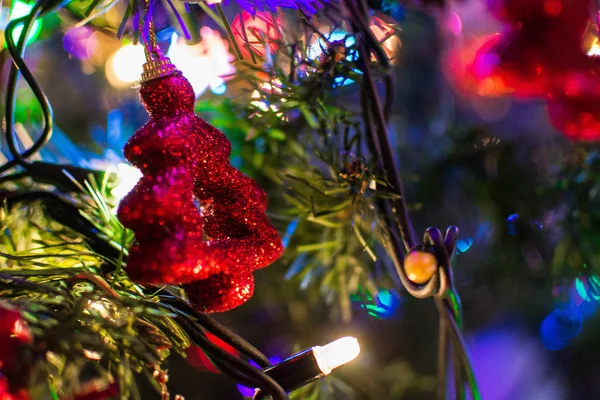 kırmızı bir Noel ağacı dekorasyon