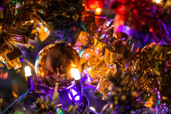 bir ağaçta altın Noel topu