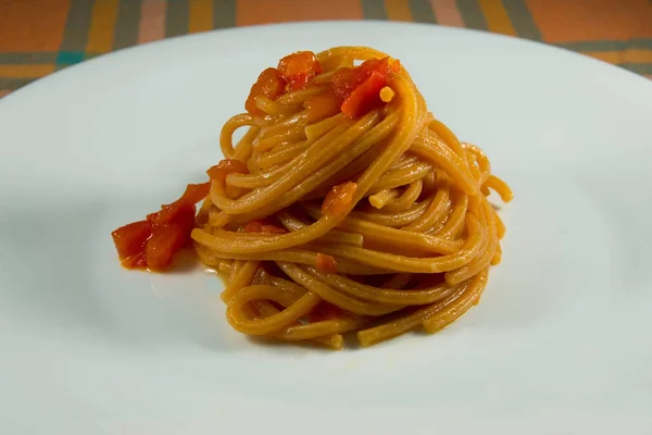 Paradicsomos spagetti fehér tányérban — Stock Fotó