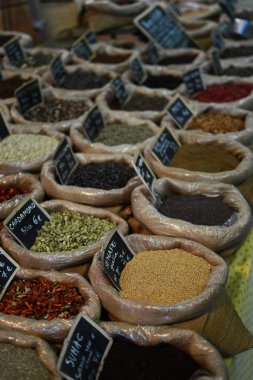 spezie in un mercato rionale