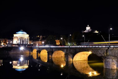 Torino di notte con chiese