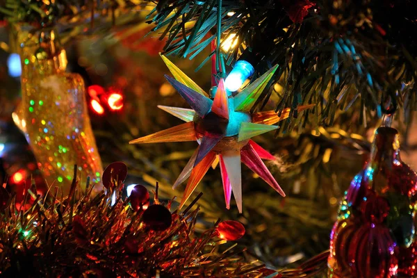 Addobbi natalizi appesi sull 'albero di natale — Stockfoto