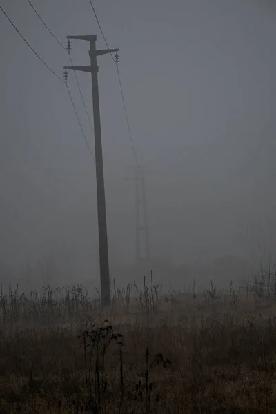 Tralicci nella nebbia — Fotografia de Stock