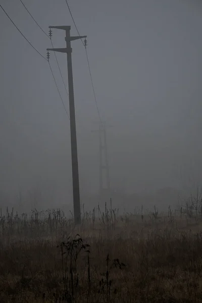 tralicci nella nebbia