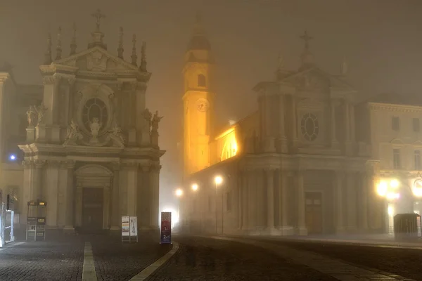 due chiese in mezzo alla nebbia