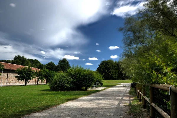 Parco con nuvole in transito
