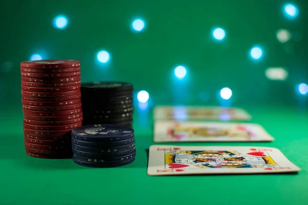 chips con carte e sfondo illuminato