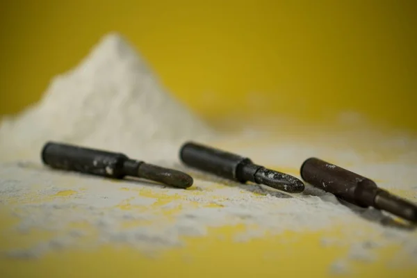 Kokain uyuşturucu madde işaretleri sarı bir arka plan ile