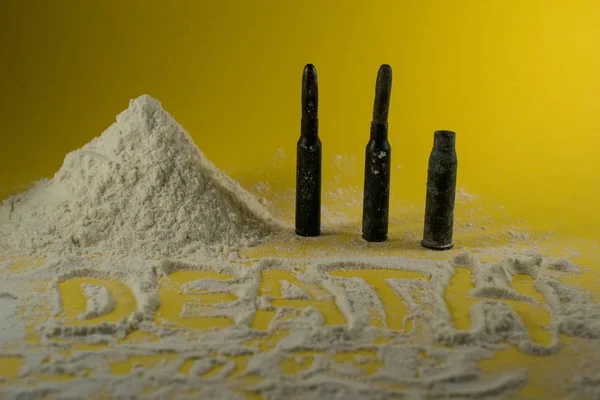 Kokain uyuşturucu madde işaretleri sarı bir arka plan ile