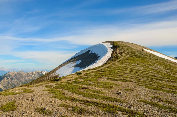 Paisagem montanhosa na primavera — Fotografia de Stock