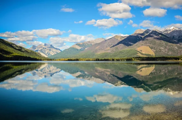 Riflessione sulle montagne sul lago Whiteswan, Columbia Britannica, Canada — Foto Stock