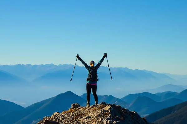 Vrouw wandelaar vieren op de top van een berg Rechtenvrije Stockfoto's