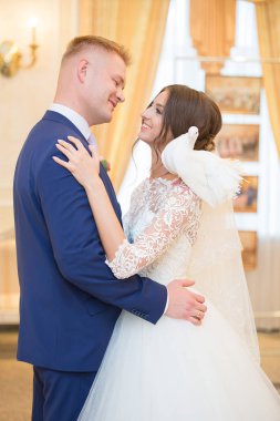 Gelin ve damadın birbirlerine bakıyorlar.