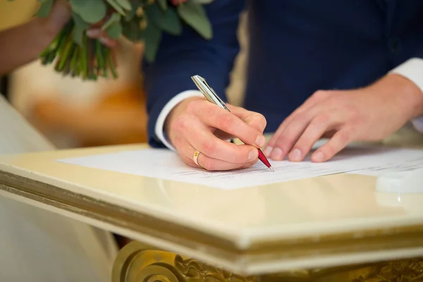 The signing of the marriage contract. Wedding day. — Stock Photo, Image
