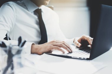 Dizüstü bilgisayarda çalışan iş adamı