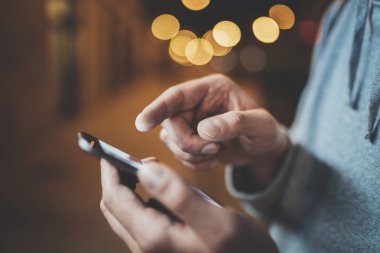 Modern smartphone kullanarak erkek 
