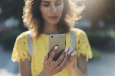 Modern smartphone kullanan kız