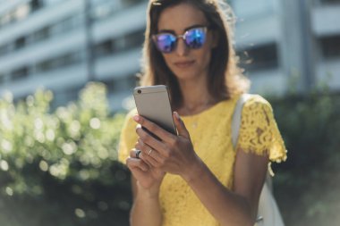 Modern smartphone kullanan kız