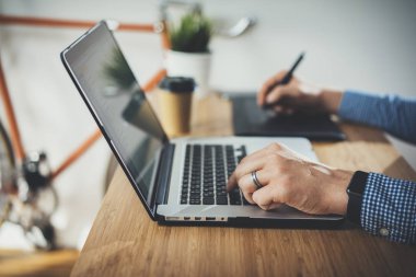 dizüstü bilgisayar üzerinde çalışan erkek tasarımcı