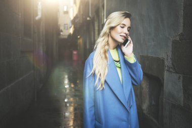 Cep telefonuyla konuşan kadın.