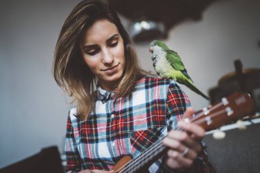 Kız ukulele gitar çalmak