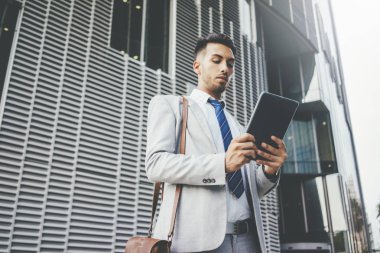 Dijital tablet kullanan işadamı 