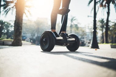Hoverboard üzerinde sürüş kız