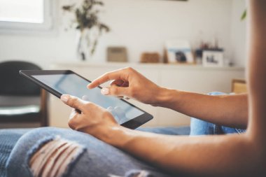 erkek modern dijital tablet kullanma