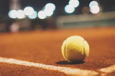 Geceleri kortta tenis topu