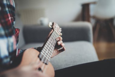 genç kız ukulele oynamak için öğrenme