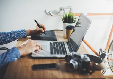 grafik tasarımcı grafik tablet kullanma 