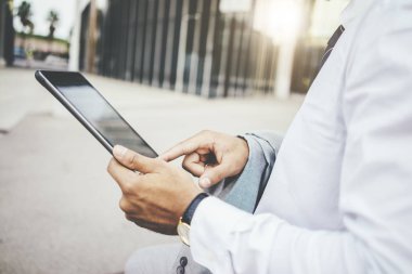 erkek modern dijital tablet kullanma 