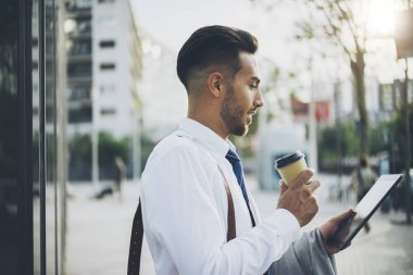 adam dijital tablo kullanarak Café