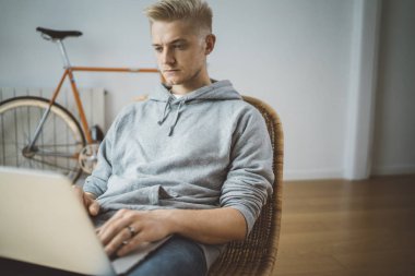 Uzay coworking ve dizüstü bilgisayar kullanarak adam
