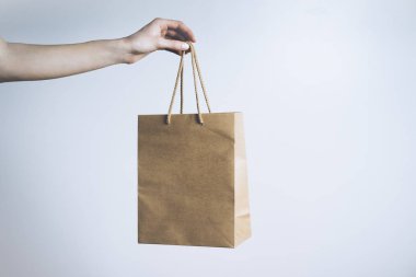 Craft kağıt paket tutan kadın