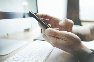 Modern akıllı telefon kullanan erkek