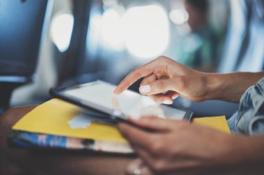 Dijital tablet üzerinde tipik erkek 