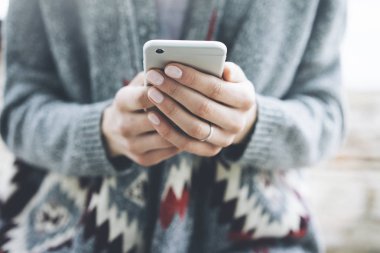 Modern akıllı telefon kullanan kadın