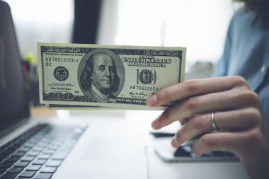 Bizi dolar tutan el