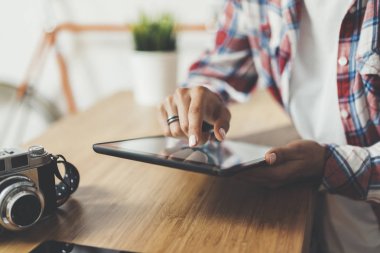 erkek modern dijital tablet kullanma