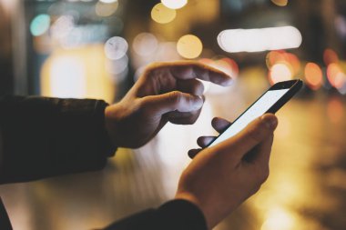 Modern smartphone kullanarak erkek