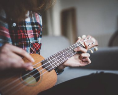 genç kız ukulele oynamak için öğrenme