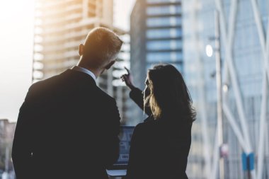 İş adamı ve iş kadını, açık havada