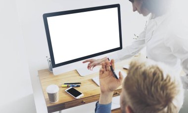 Bilgisayarda çalışan iş adamları