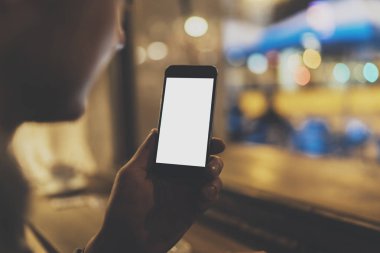 Modern smartphone kullanarak erkek