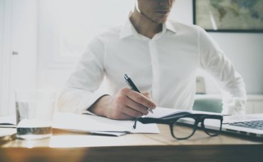 Onun ofisinde çalışan iş adamı