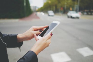 Modern smartphone kullanarak erkek