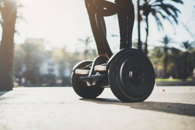 kız üzerinde elektrik hoverboard ayakta